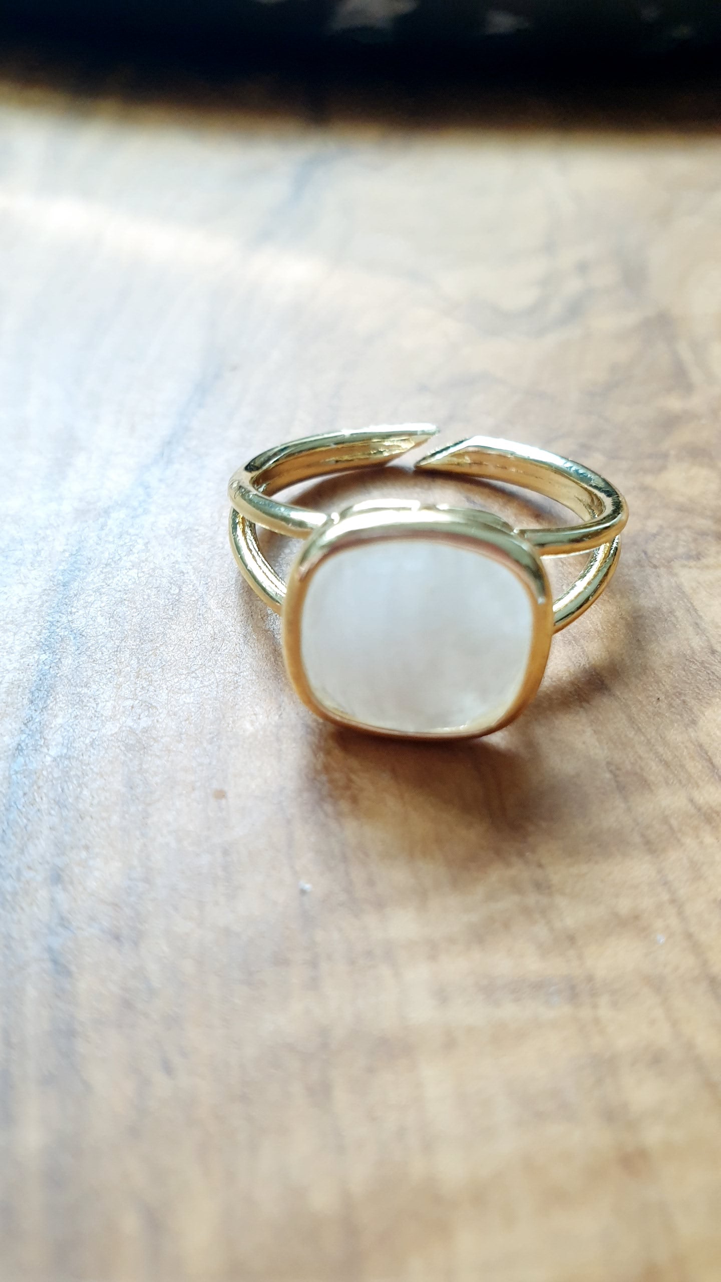 Anello regolabile con pietra di luna