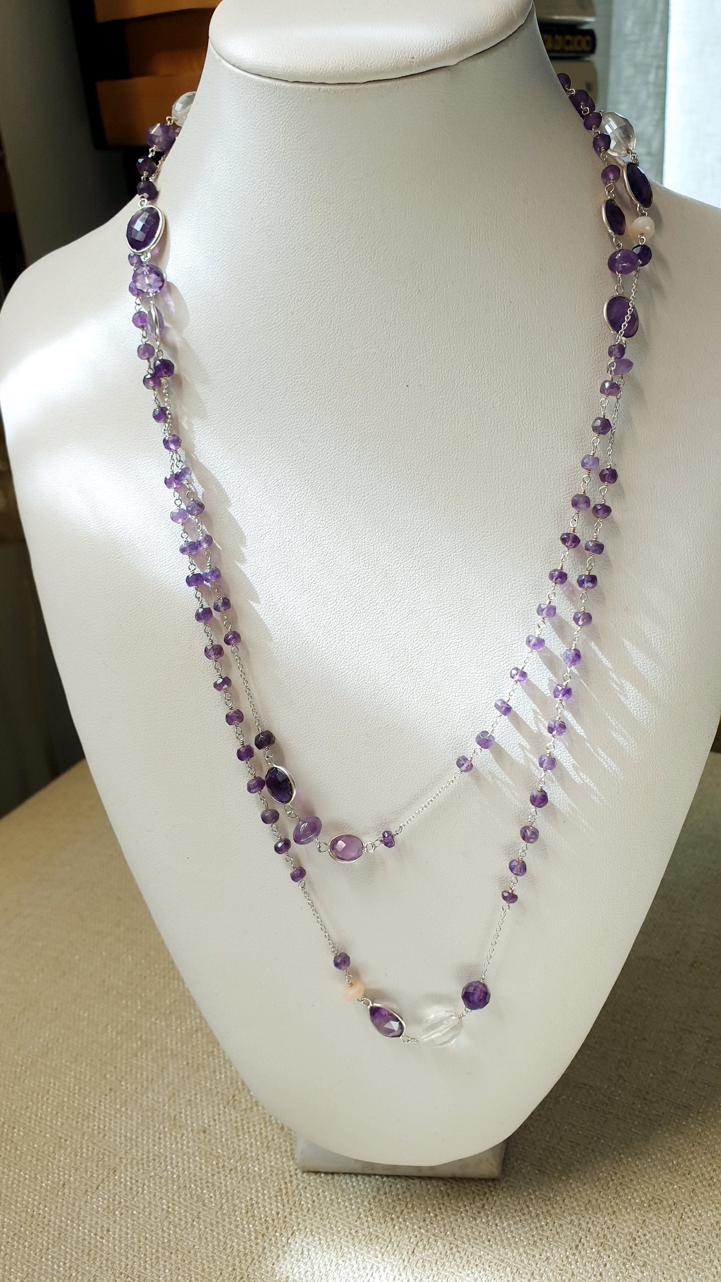Lunga collana in argento con ametista, quarzo ialino, opale