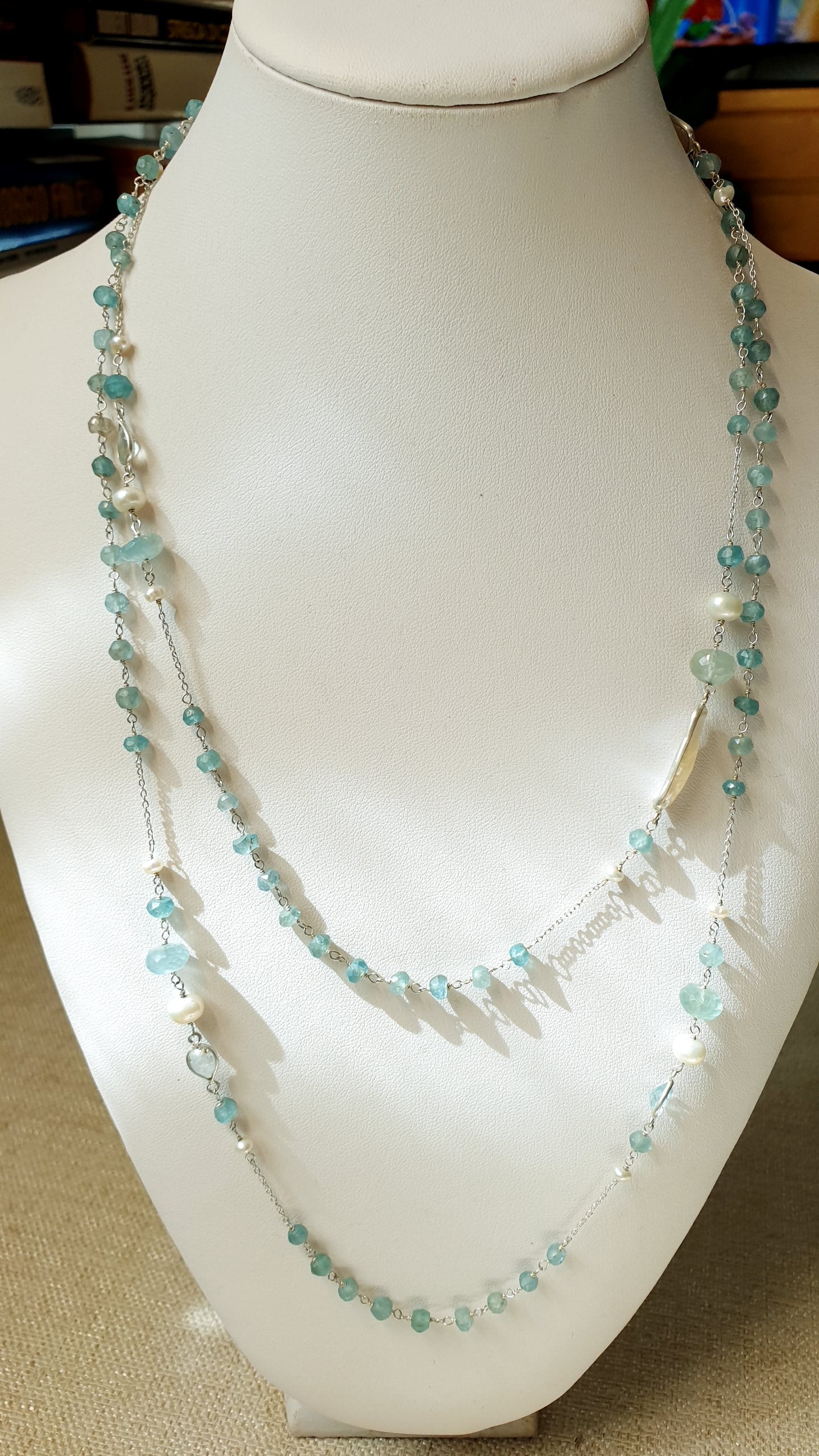 Lunga collana  in argento con angelite, acquamarina, perle, madreperle