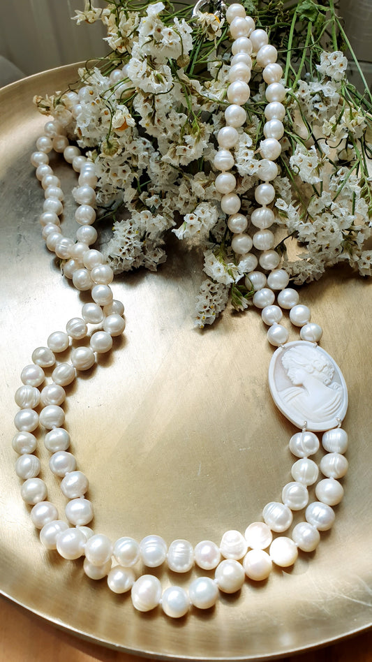 Lunga collana in perle di fiume con cammeo autentico