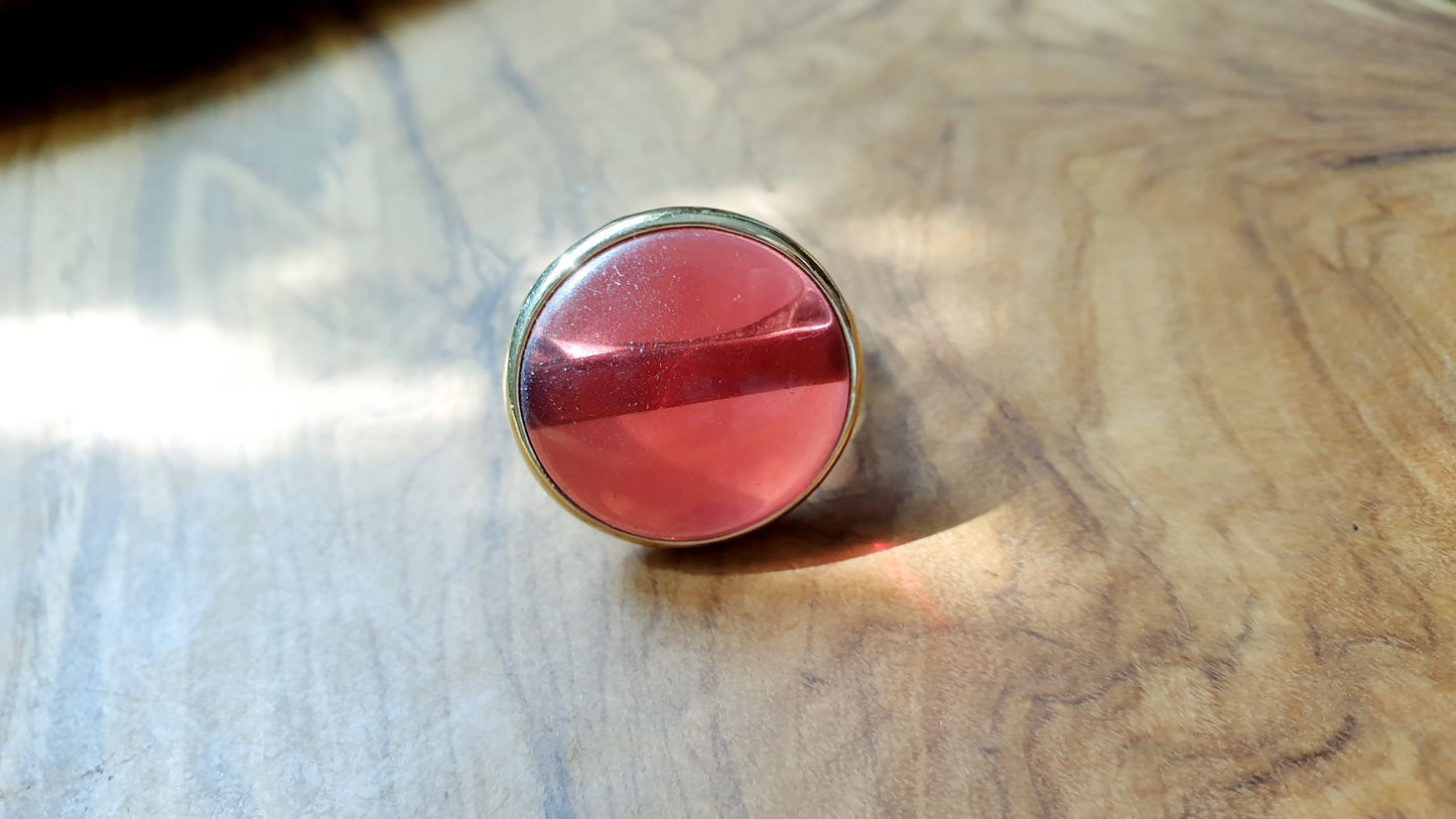 Anello regolabile con occhio di gatto rosso