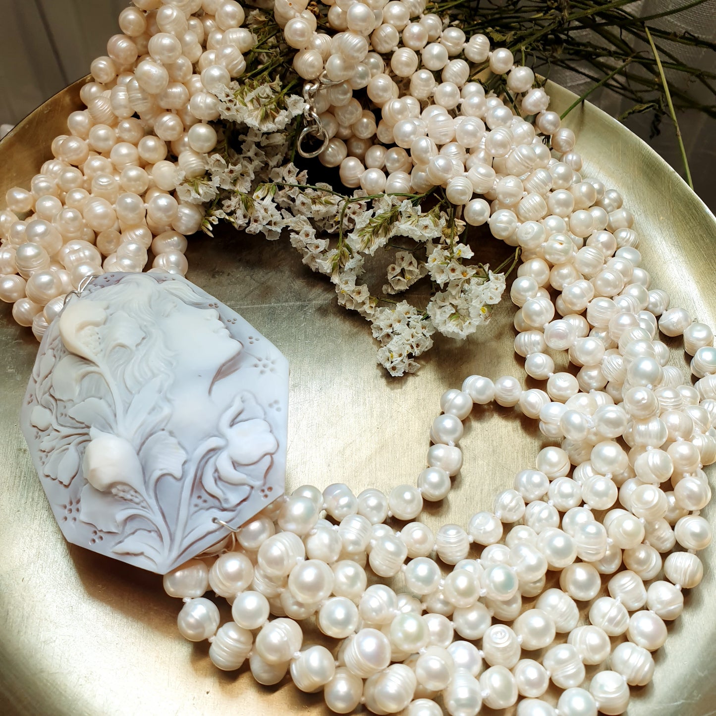 Stupenda collana in perle di fiume e grande cammeo originale