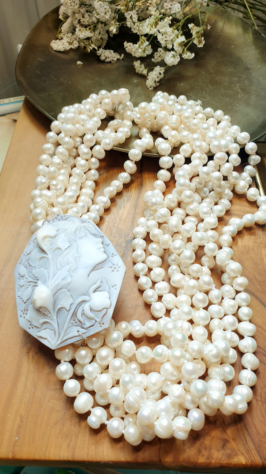 Stupenda collana in perle di fiume e grande cammeo originale