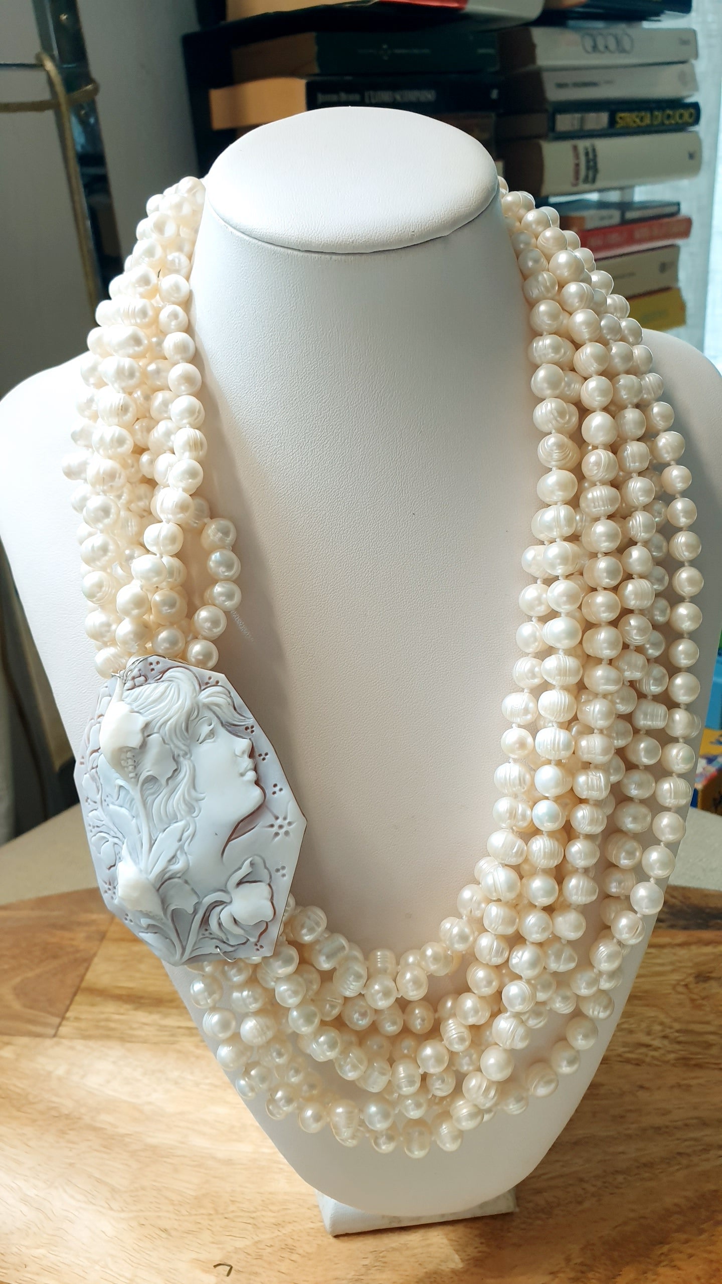 Stupenda collana in perle di fiume e grande cammeo originale