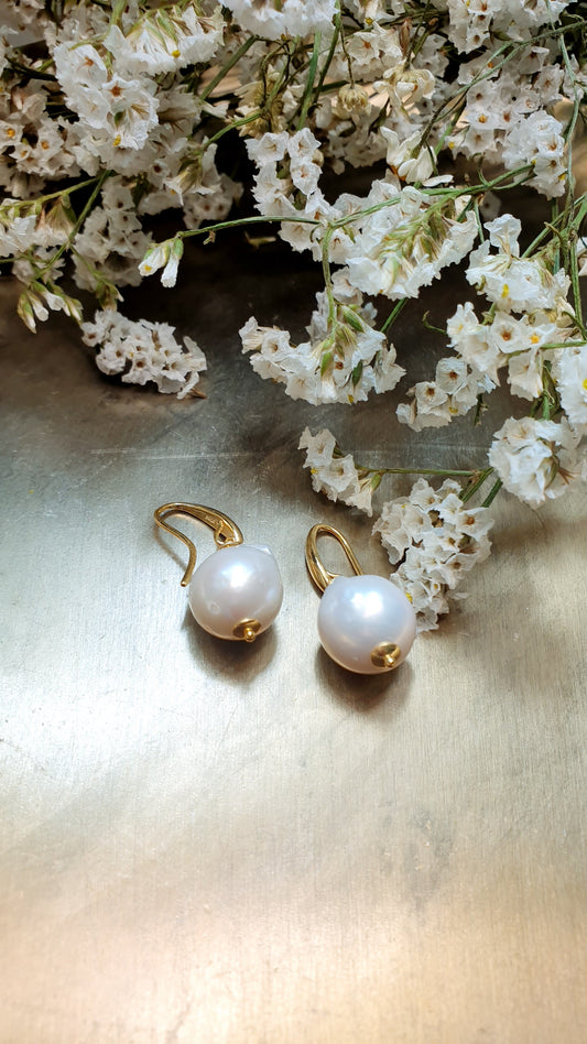 Orecchini in argento con perle barocche.