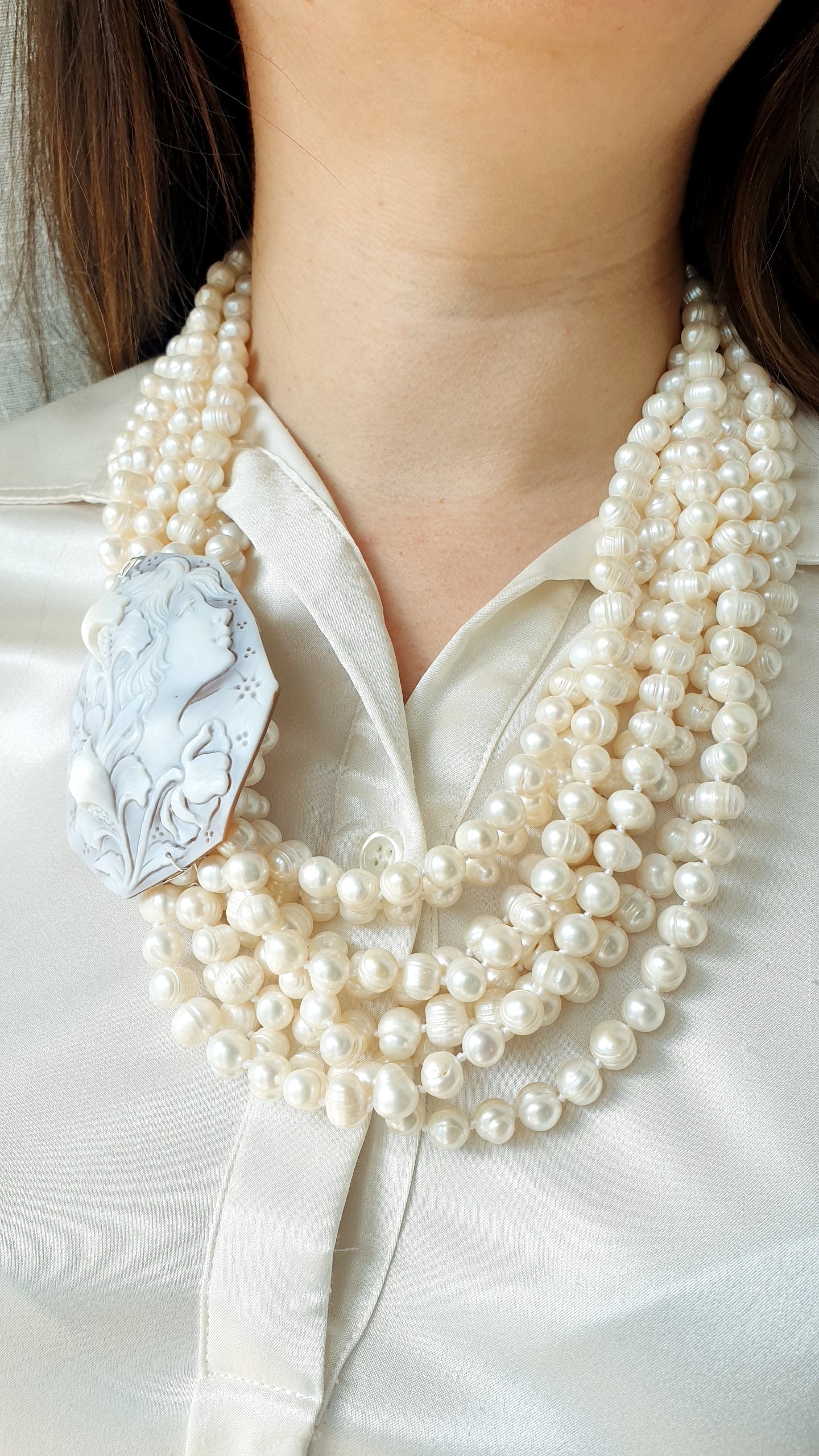 Stupenda collana in perle di fiume e grande cammeo originale