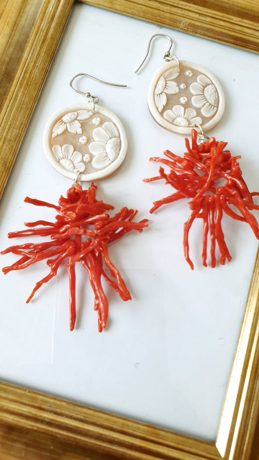 Orecchini in argento con cammei e rami corallo