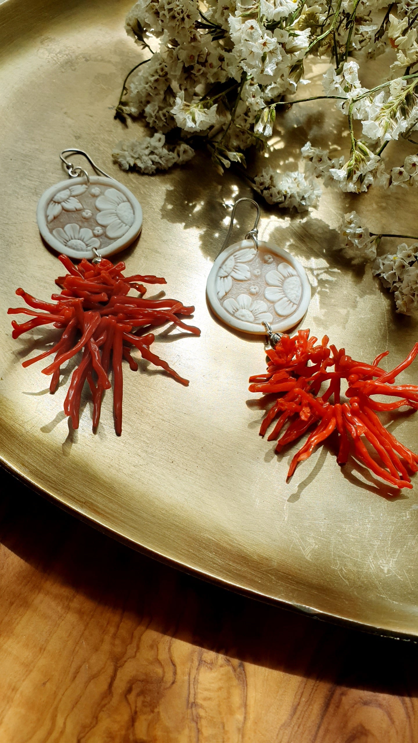 Orecchini in argento con cammei e rami corallo