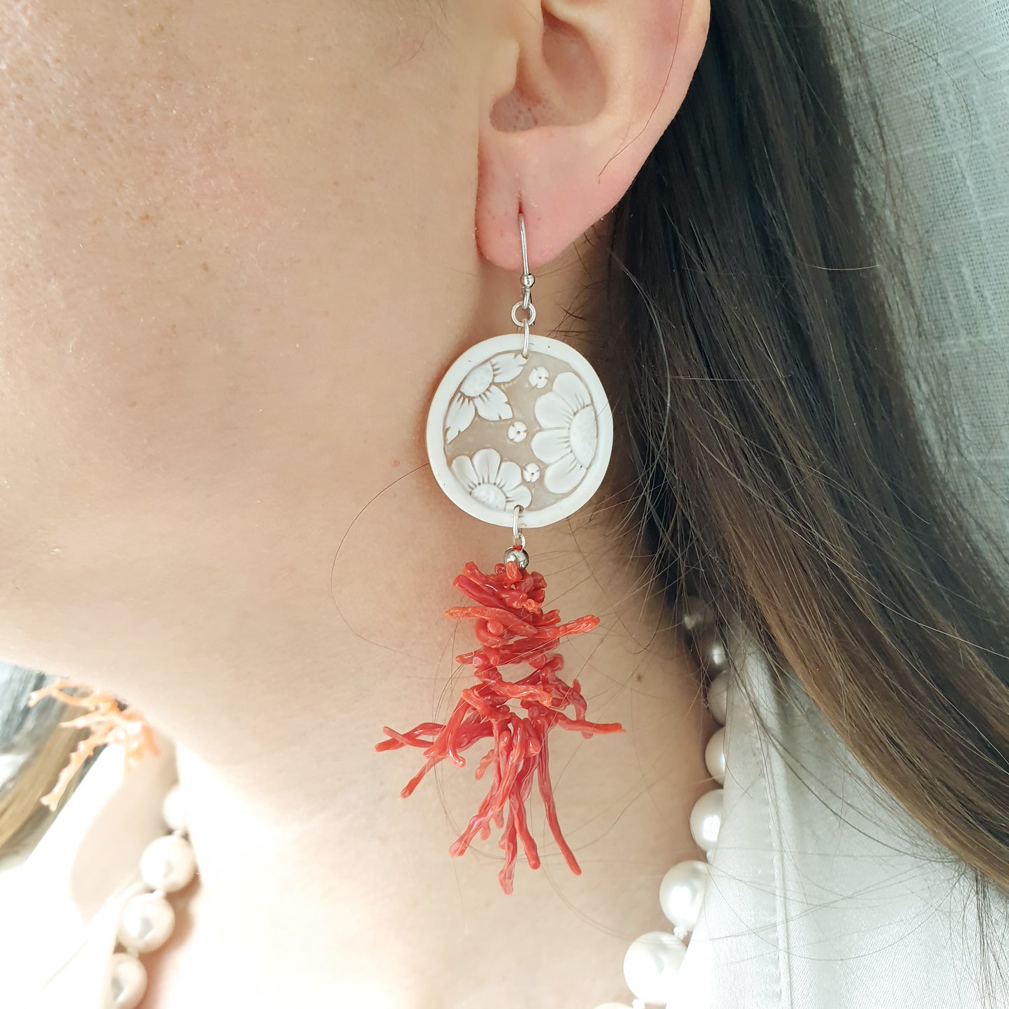 Orecchini in argento con cammei e rami corallo