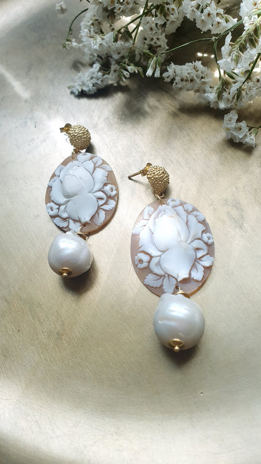 Orecchini in argento con cammei e perle barocche.