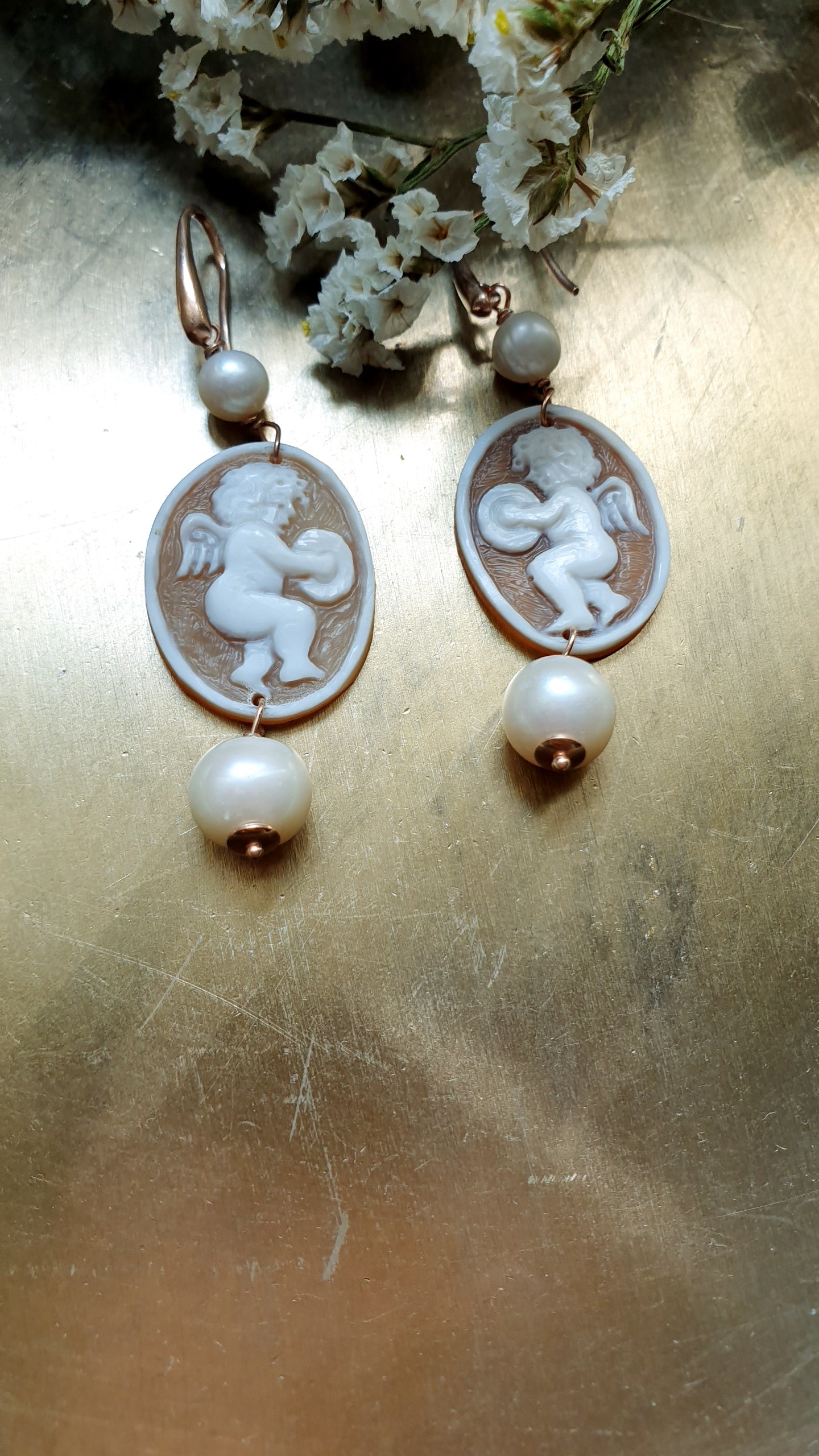 Orecchini in argento con cammei "angeli" e perle di fiume