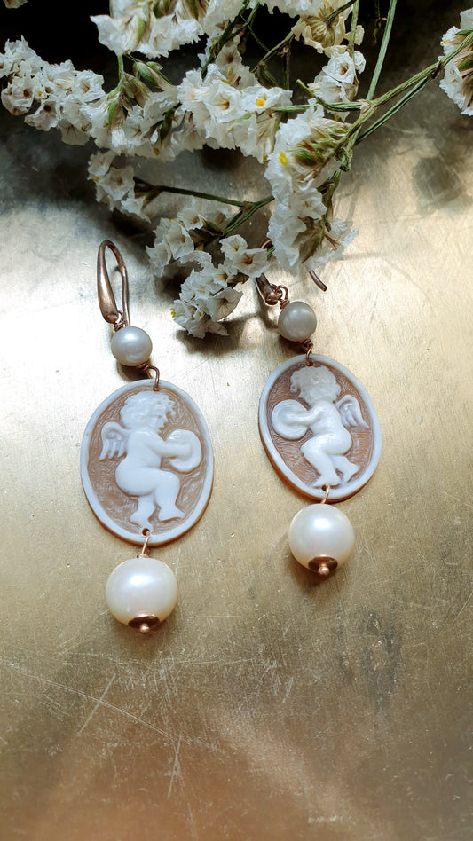 Orecchini in argento con cammei "angeli" e perle di fiume