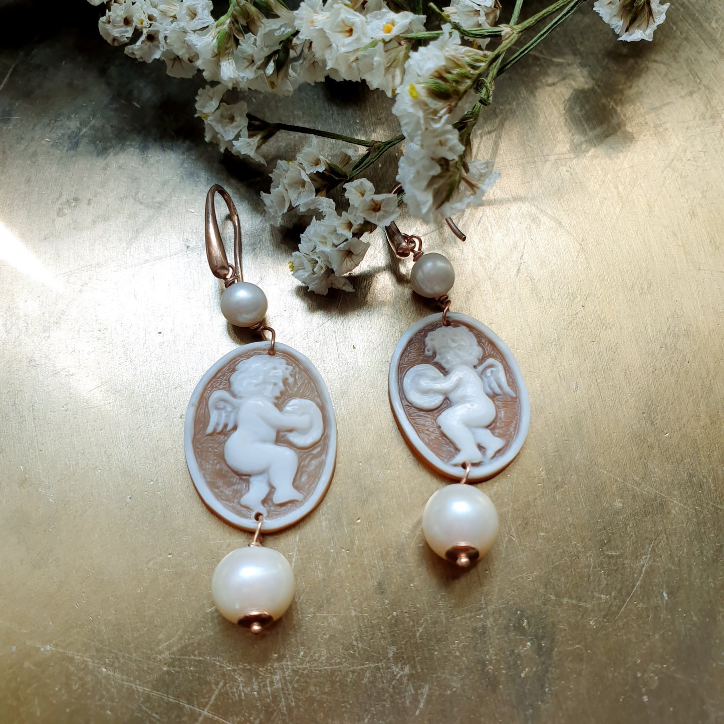 Orecchini in argento con cammei "angeli" e perle di fiume