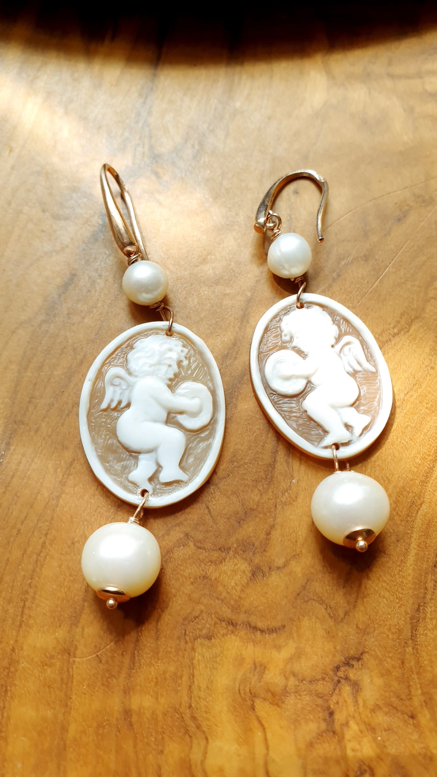 Orecchini in argento con cammei "angeli" e perle di fiume