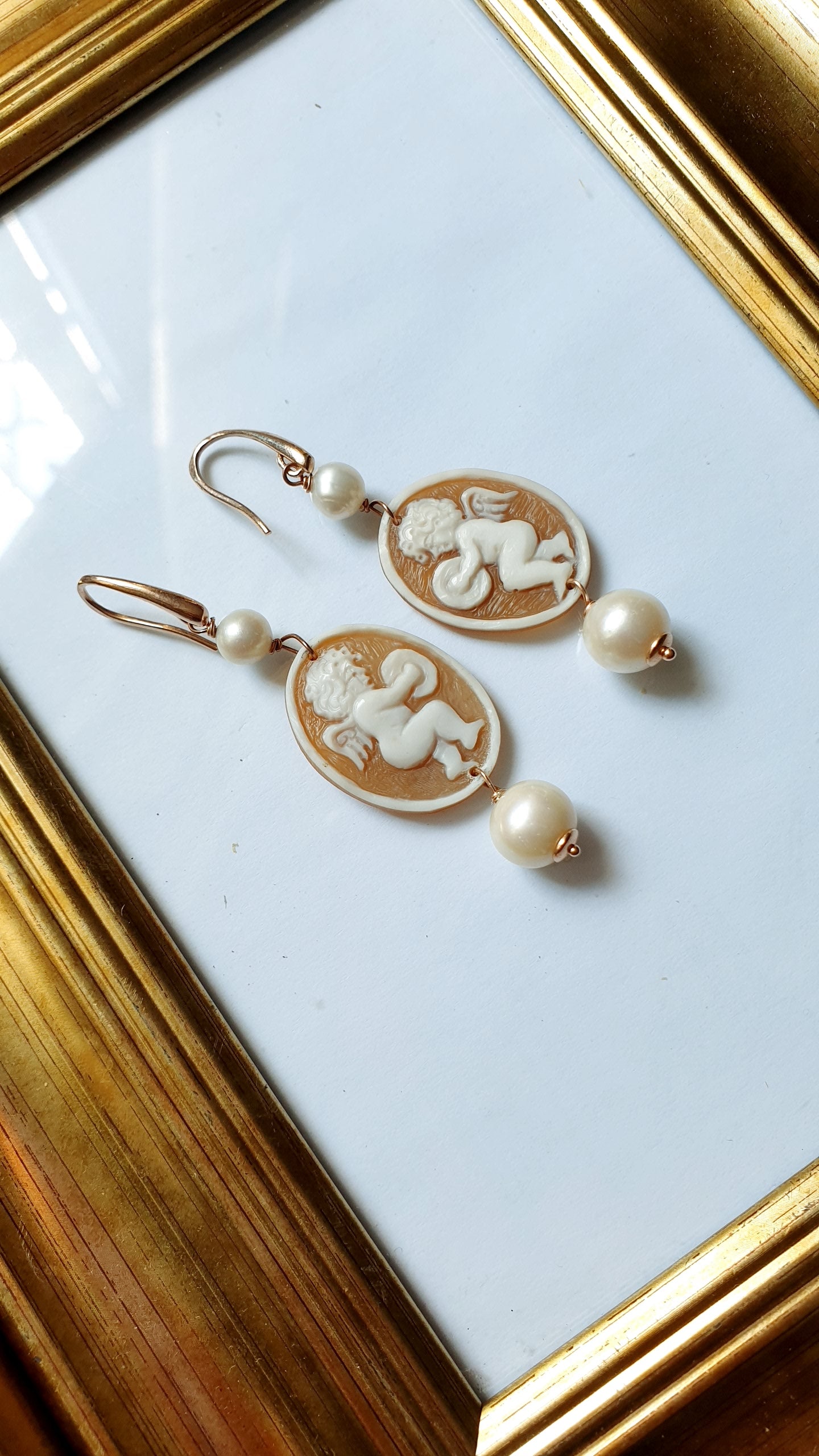 Orecchini in argento con cammei "angeli" e perle di fiume