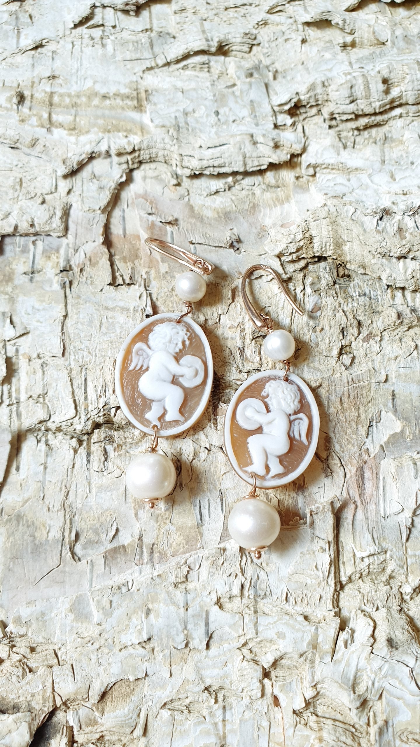 Orecchini in argento con cammei "angeli" e perle di fiume