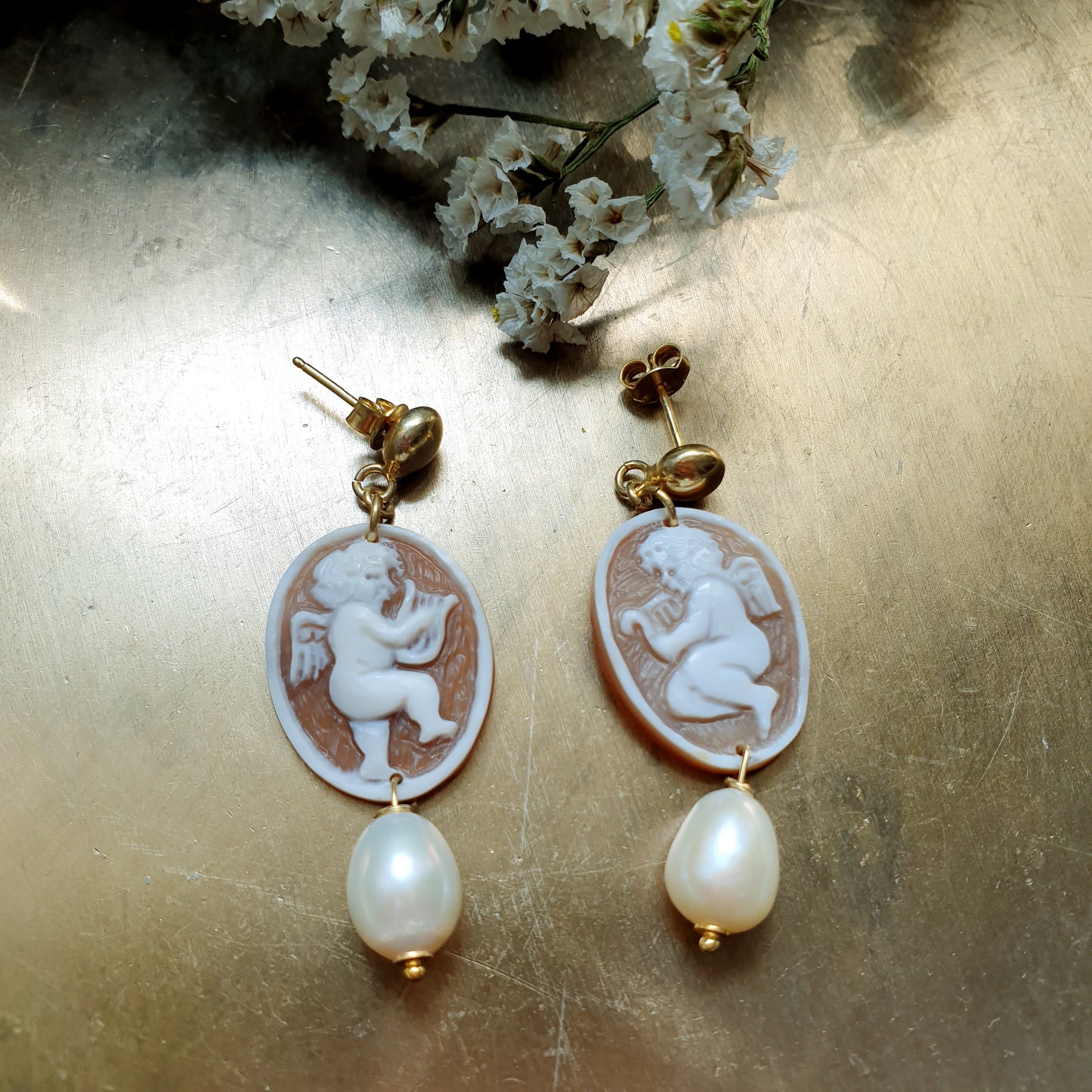 Orecchini in argento con cammei angeli e perle di fiume