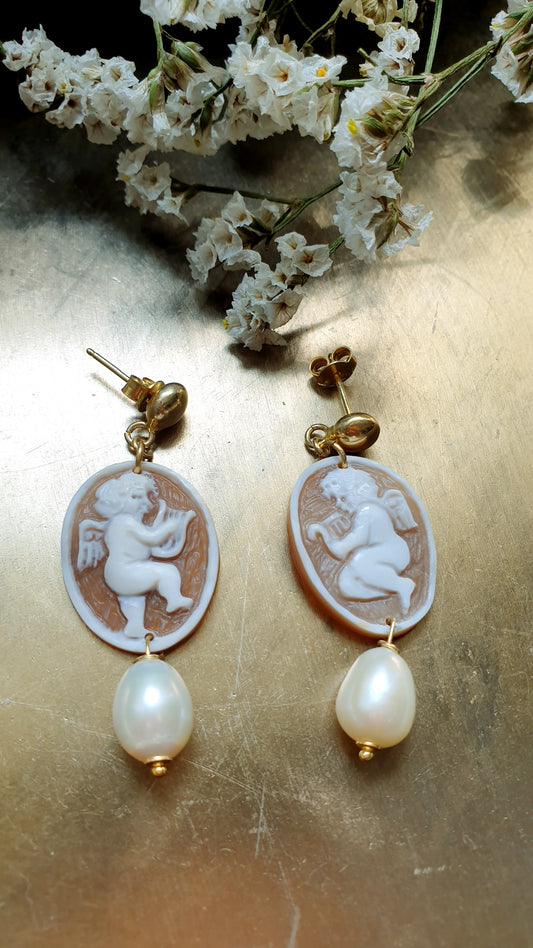 Orecchini in argento con cammei angeli e perle di fiume