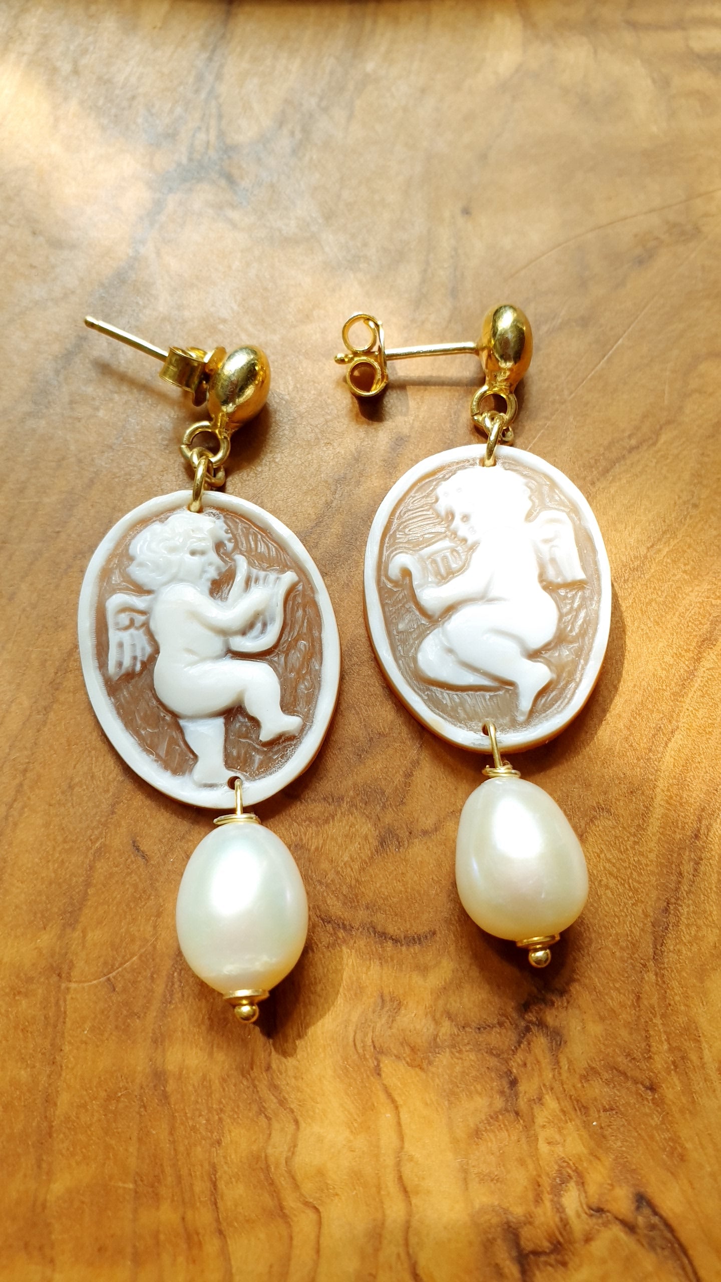 Orecchini in argento con cammei angeli e perle di fiume