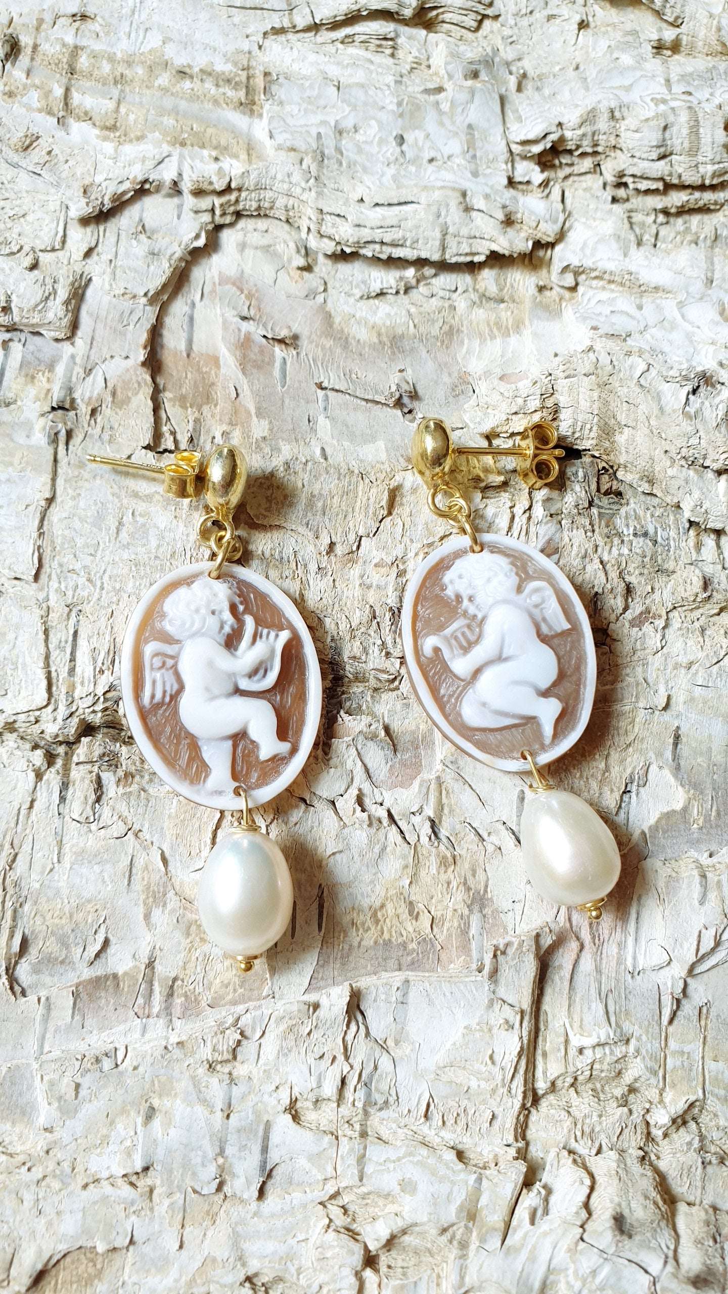 Orecchini in argento con cammei angeli e perle di fiume