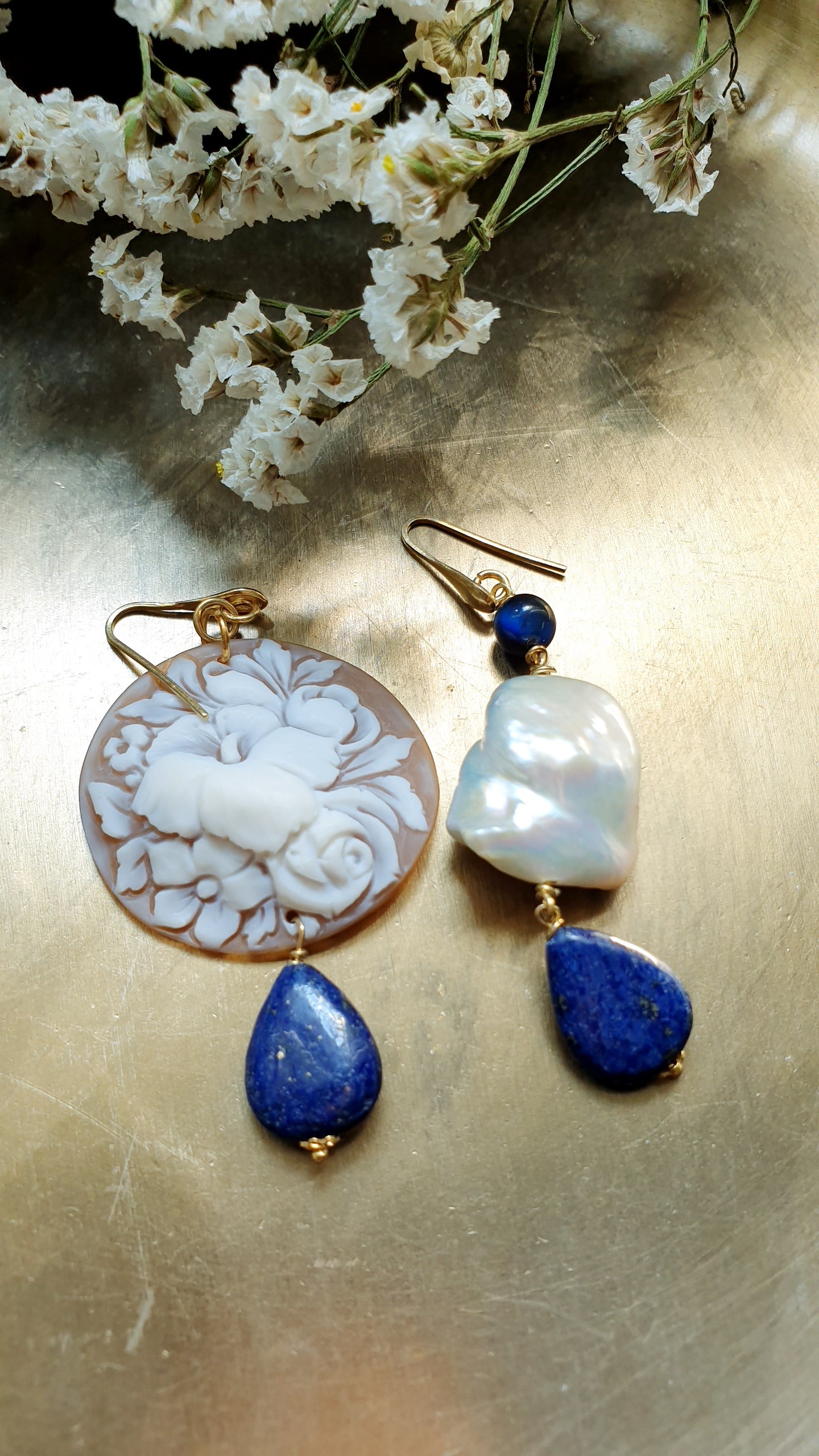 Orecchini in argento con cammeo, perla, lapis.