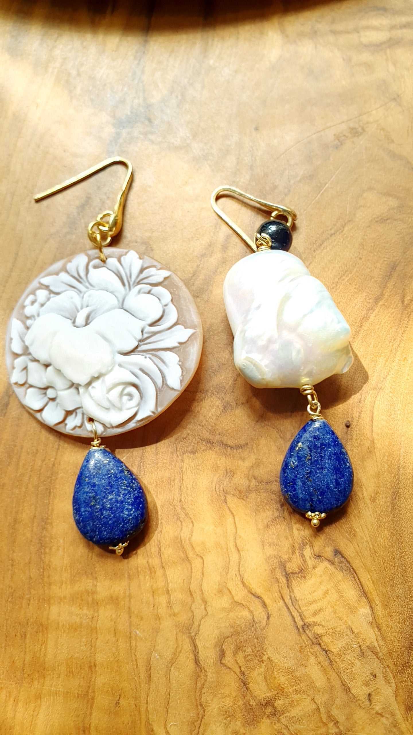 Orecchini in argento con cammeo, perla, lapis.