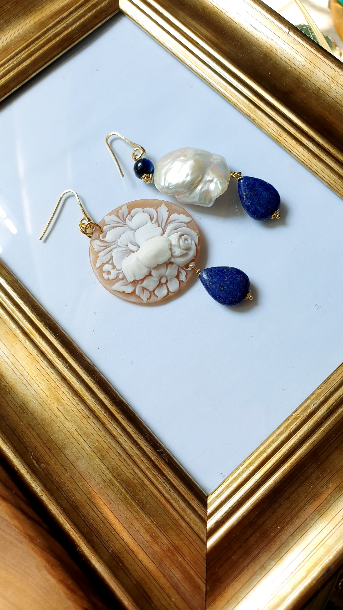 Orecchini in argento con cammeo, perla, lapis.