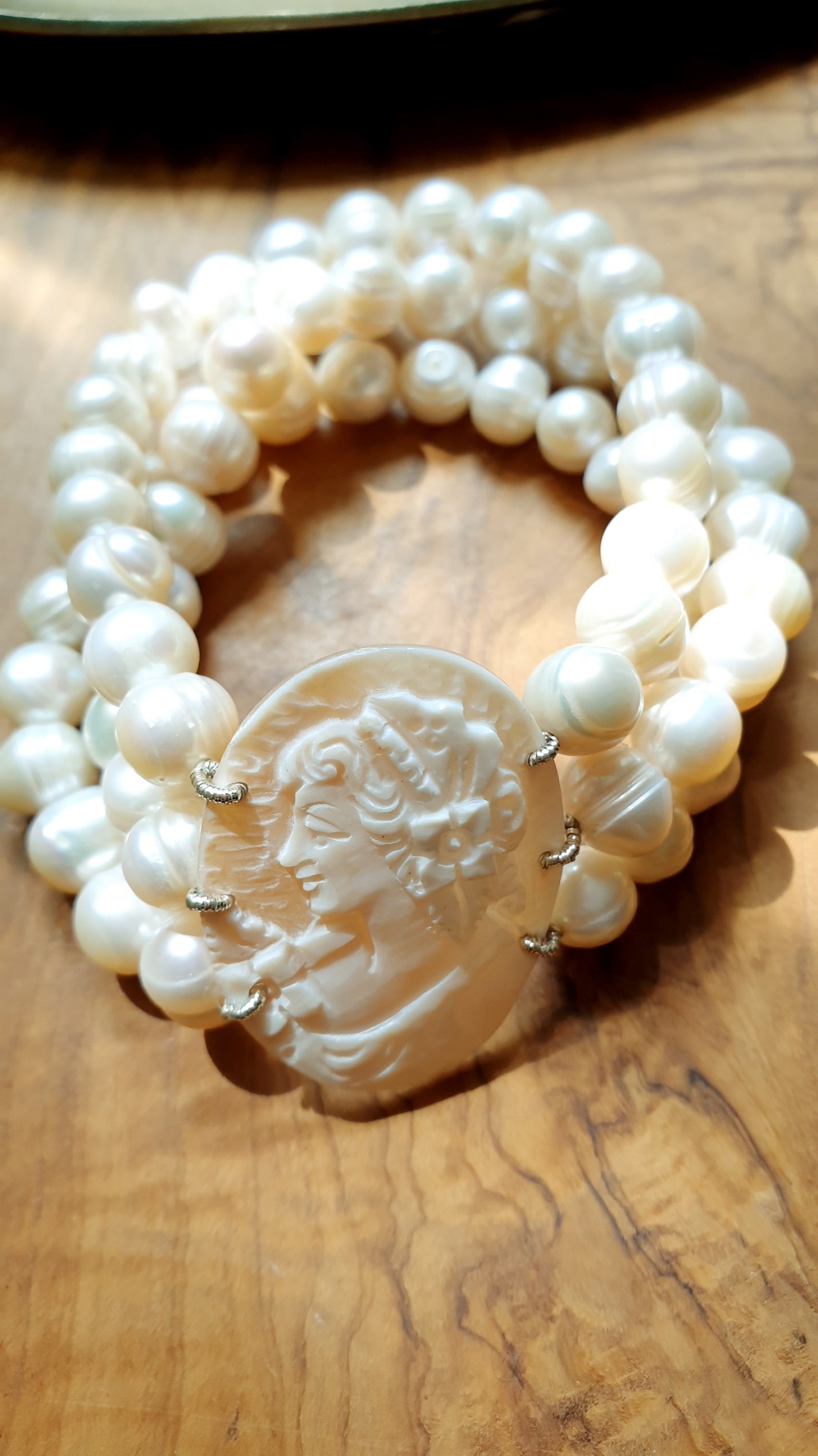 Bracciale cammeo e perle di fiume