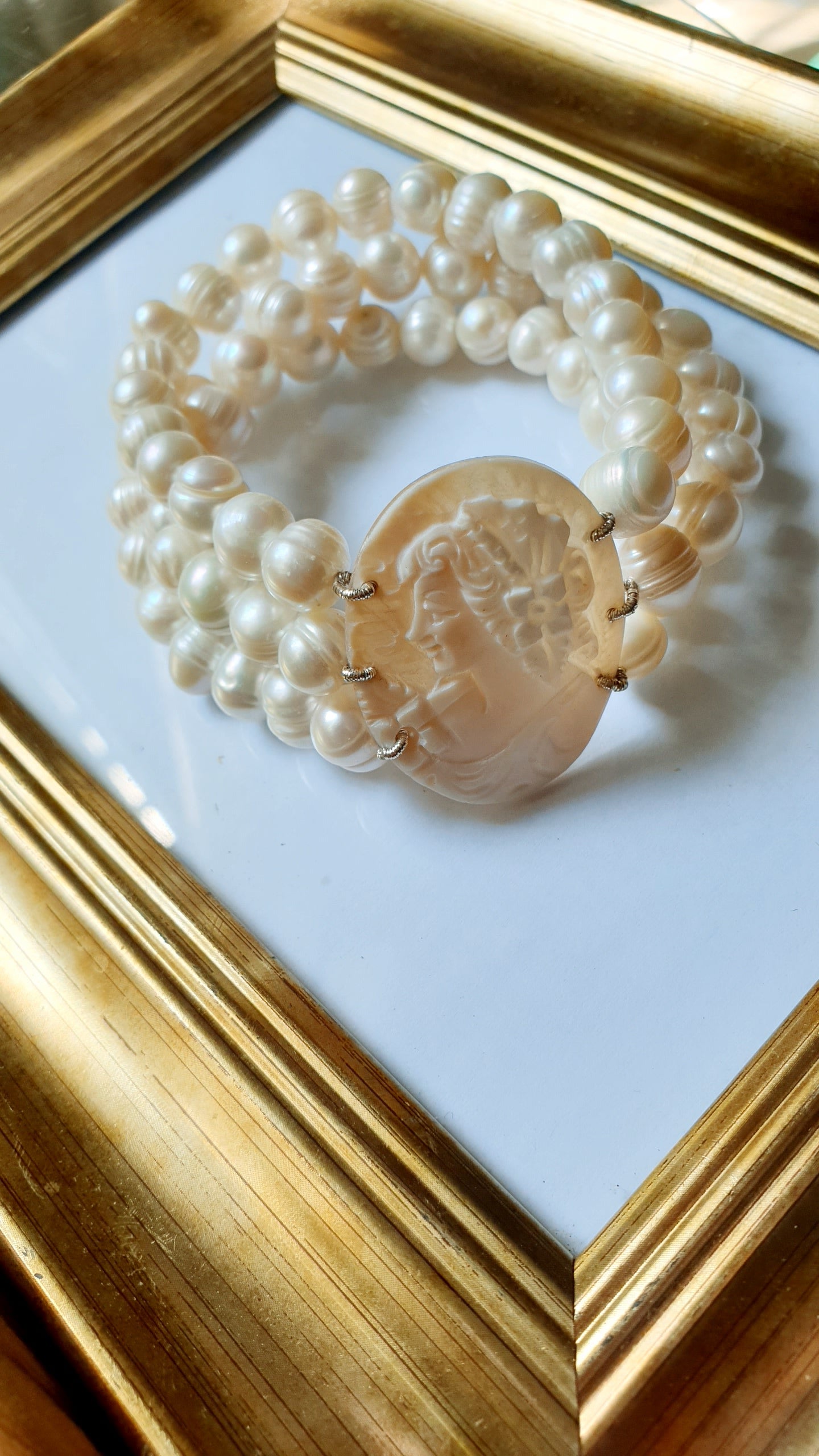 Bracciale cammeo e perle di fiume