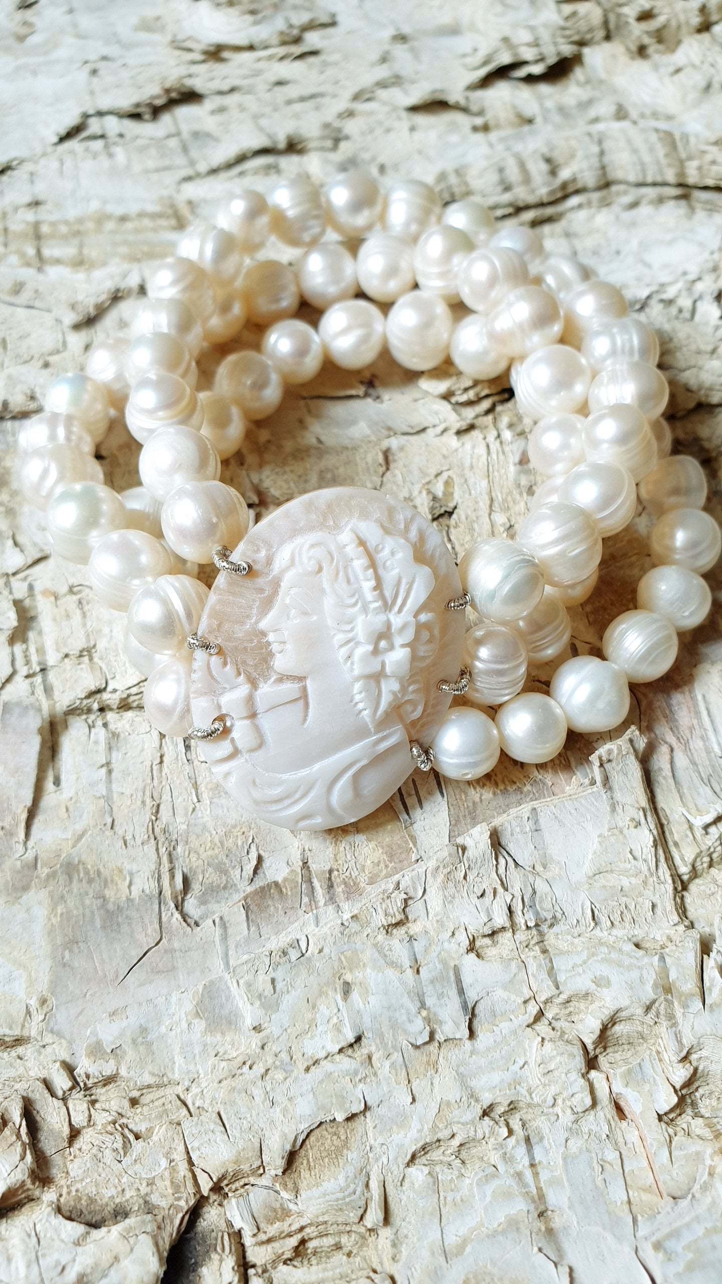 Bracciale cammeo e perle di fiume