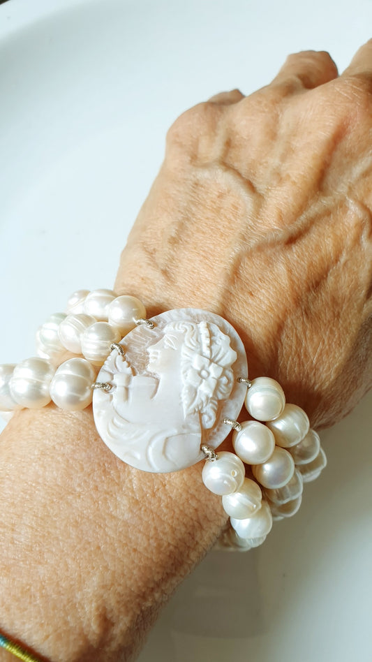 Bracciale cammeo e perle di fiume