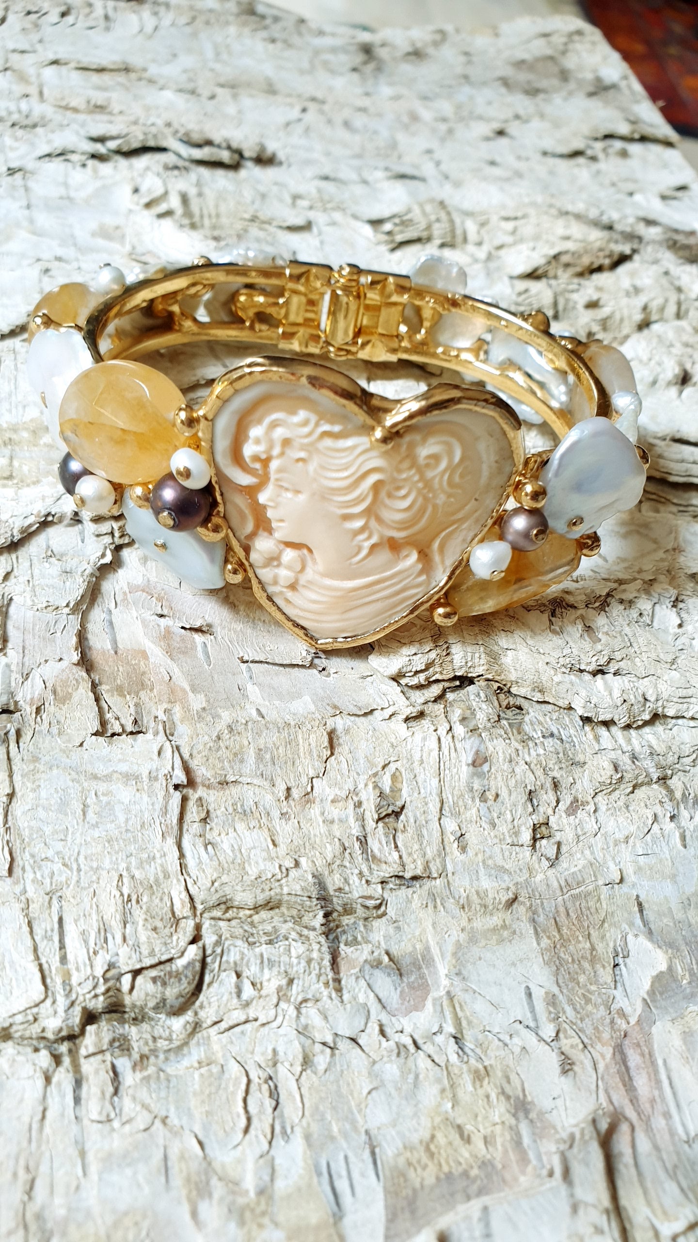 Bracciale cammeo, perle, pietre.