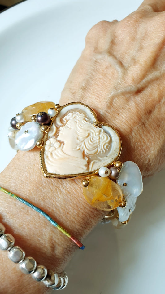 Bracciale cammeo, perle, pietre.
