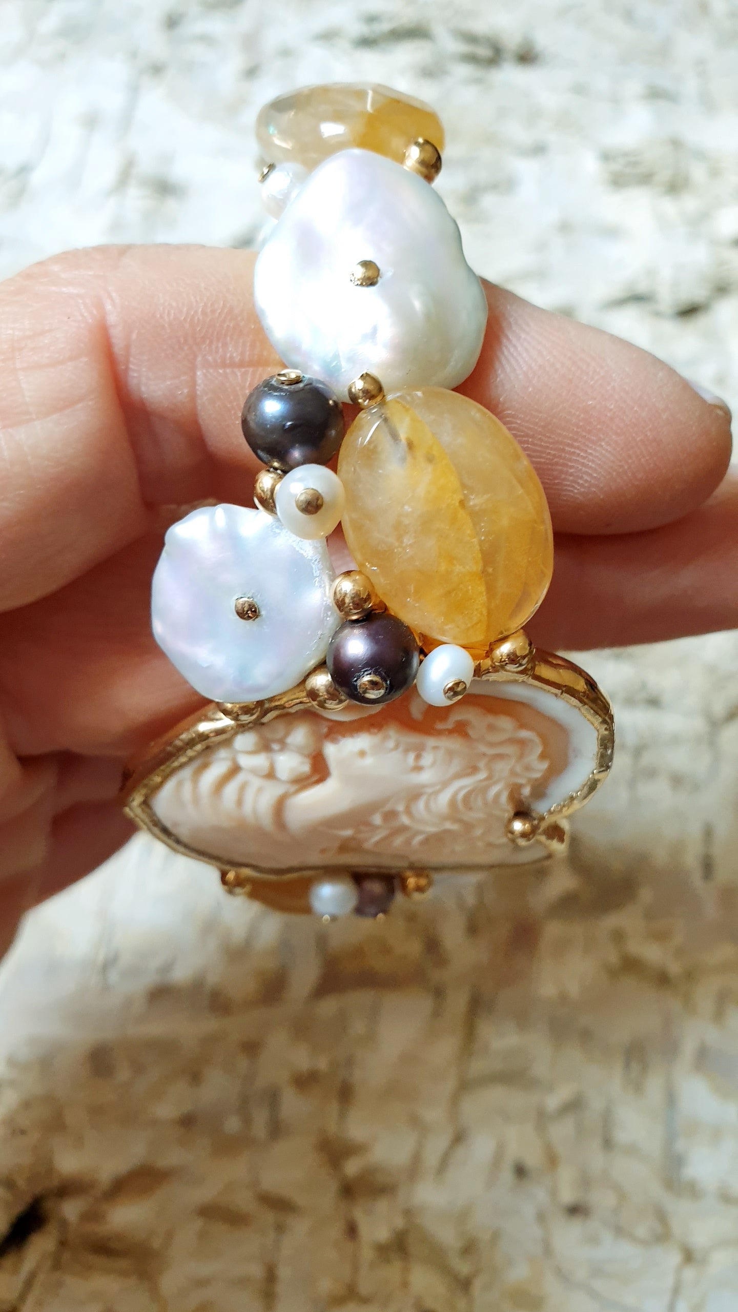 Bracciale cammeo, perle, pietre.