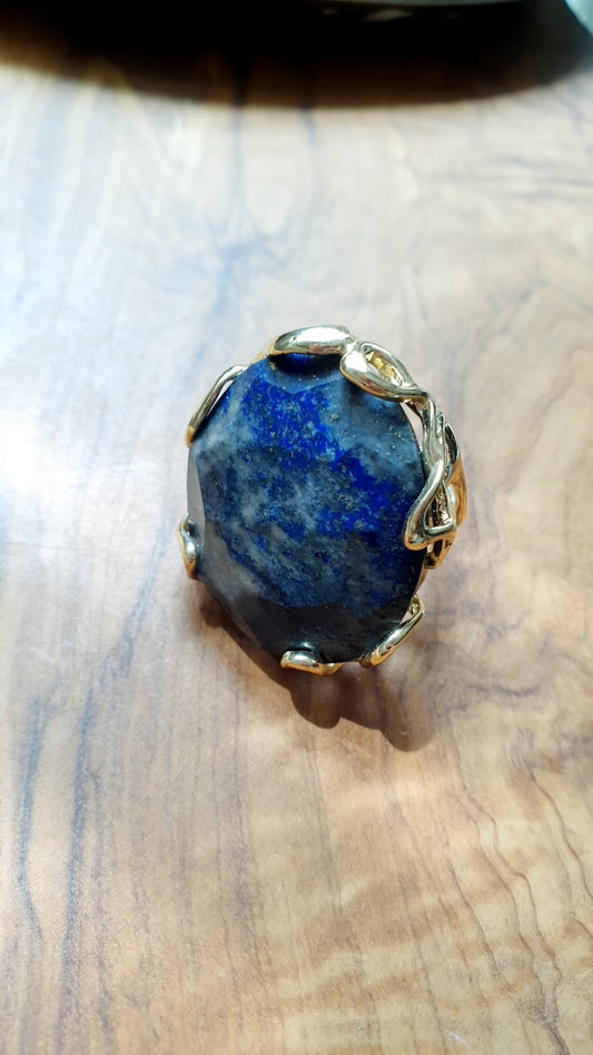 Bronzering mit Lapislazuli.