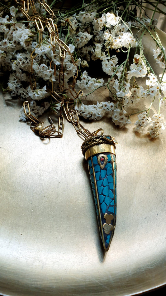 Lunga collana in acciaio con corno