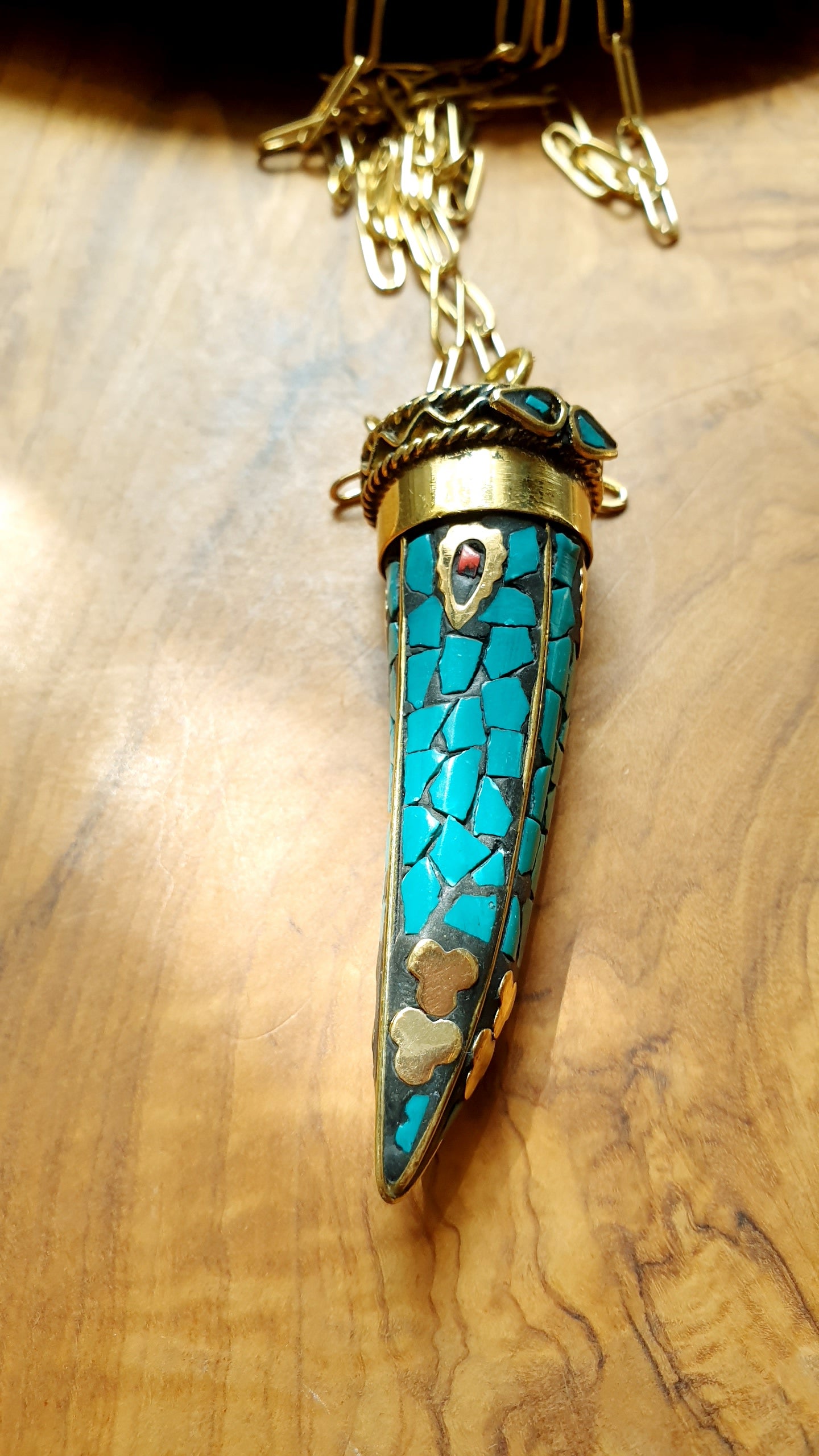 Lunga collana in acciaio con corno