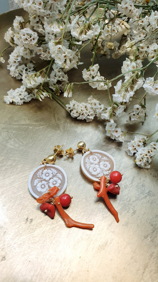 Orecchini in argento con cammei e corallo