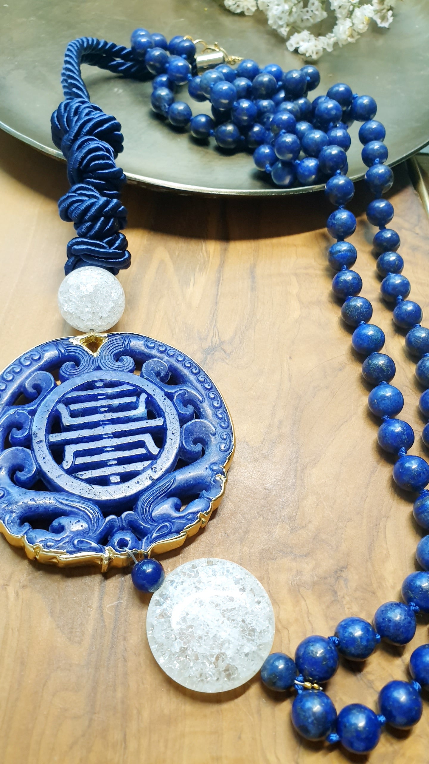 Lunga collana con lapislazzuli, giada, quarzo crack.