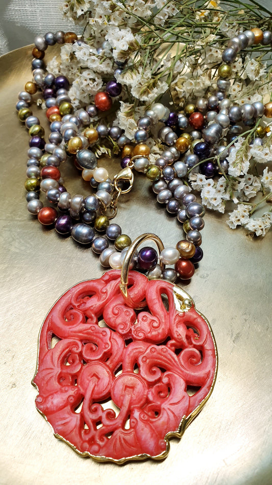 Lunga collana di perle con giada