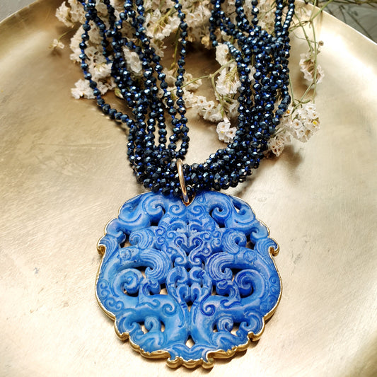 Collana con giada intagliata e cristallini.