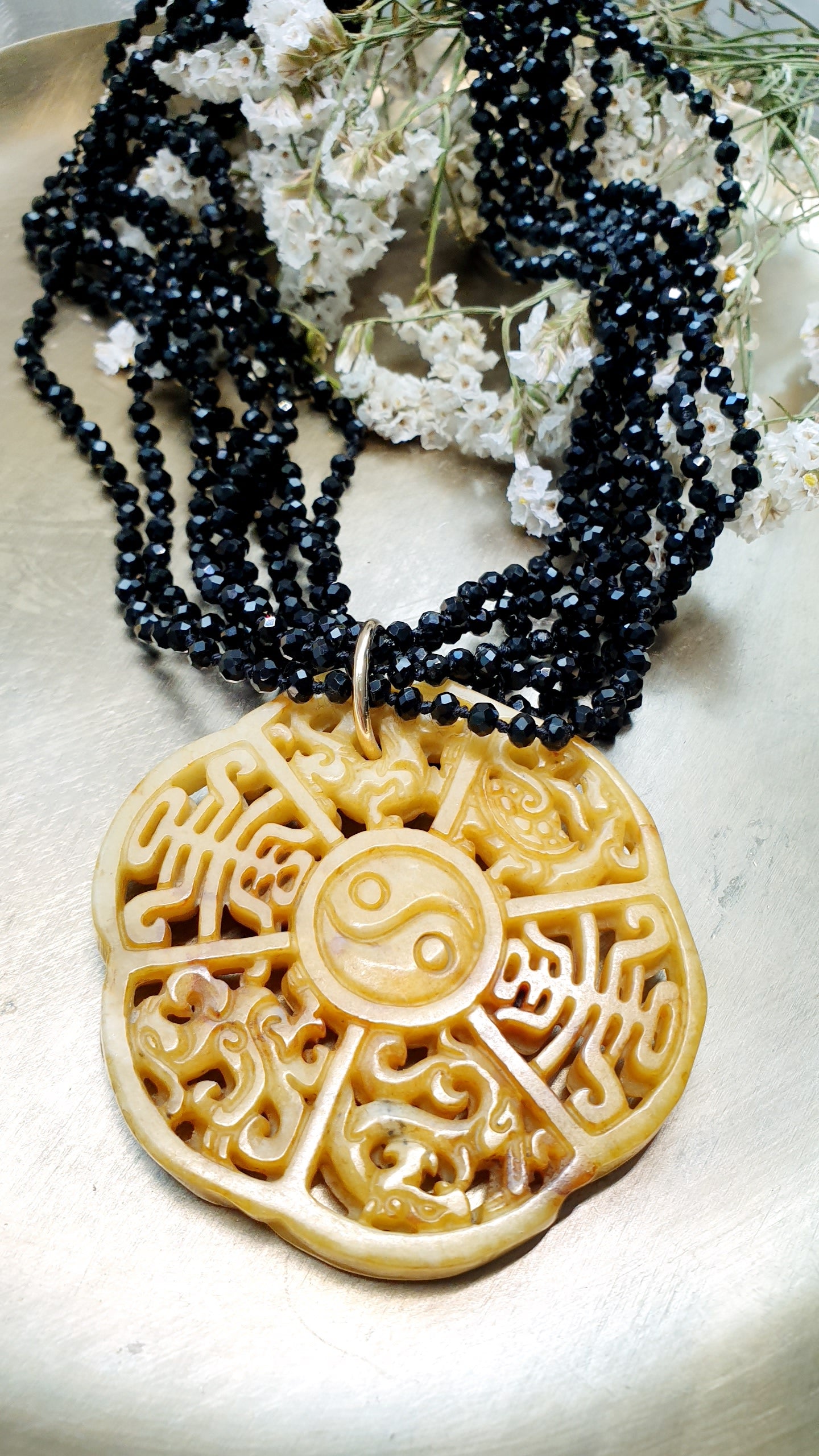 Collana giada con girocollo di perline.