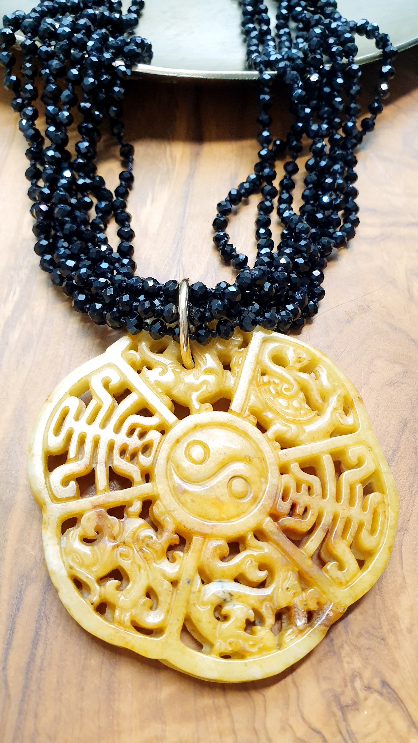 Collana giada con girocollo di perline.