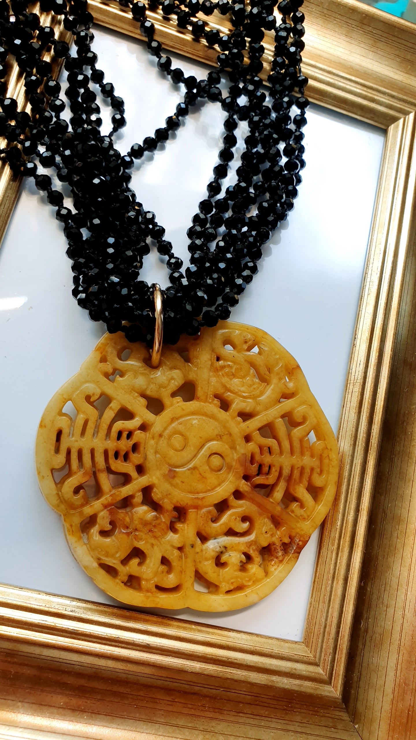 Collana giada con girocollo di perline.