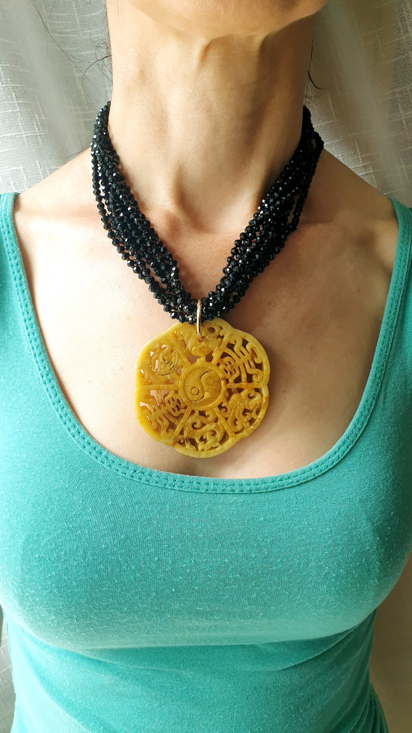 Collana giada con girocollo di perline.