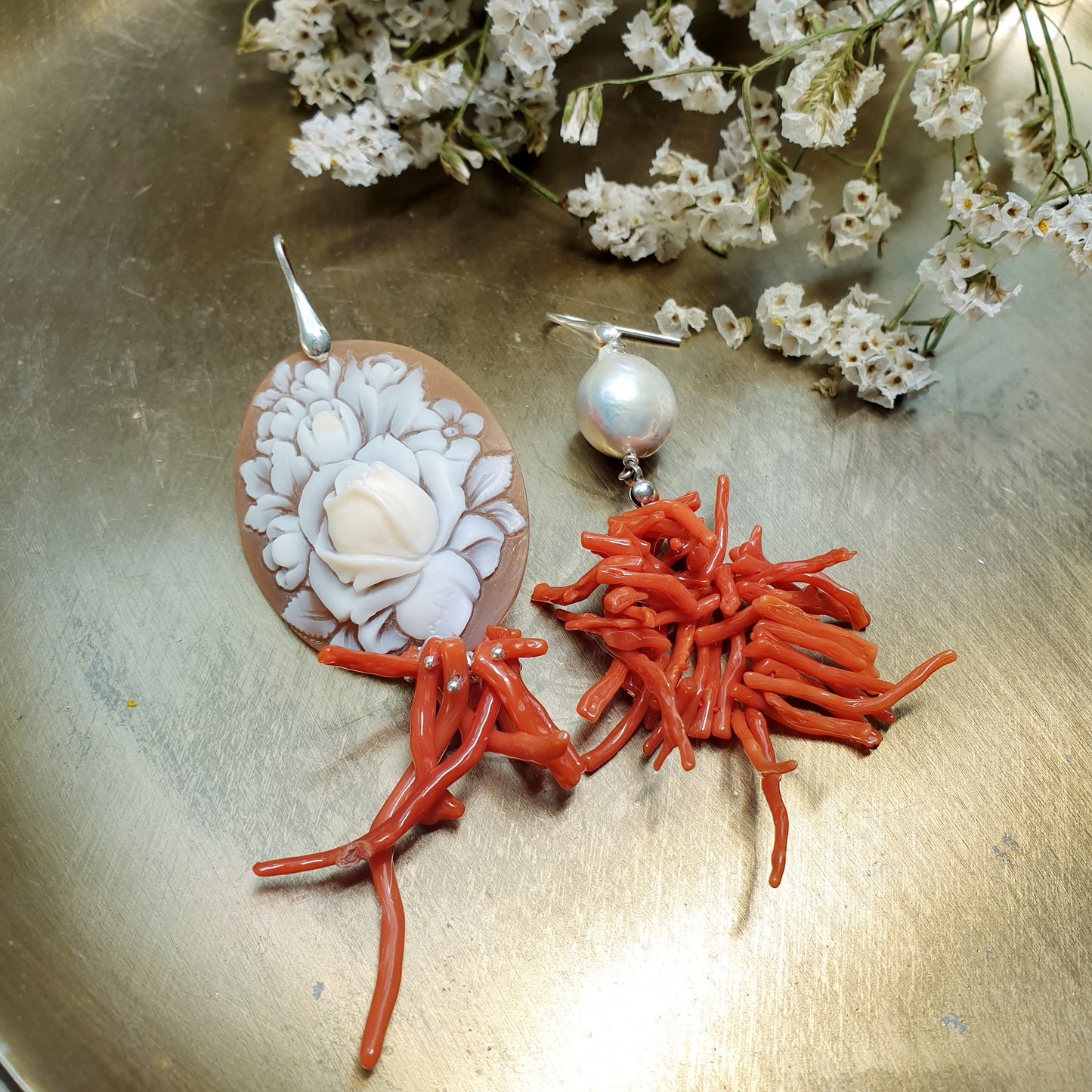 Orecchini in argento con cammeo, corallo, perla barocca.
