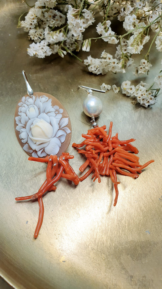 Orecchini in argento con cammeo, corallo, perla barocca.
