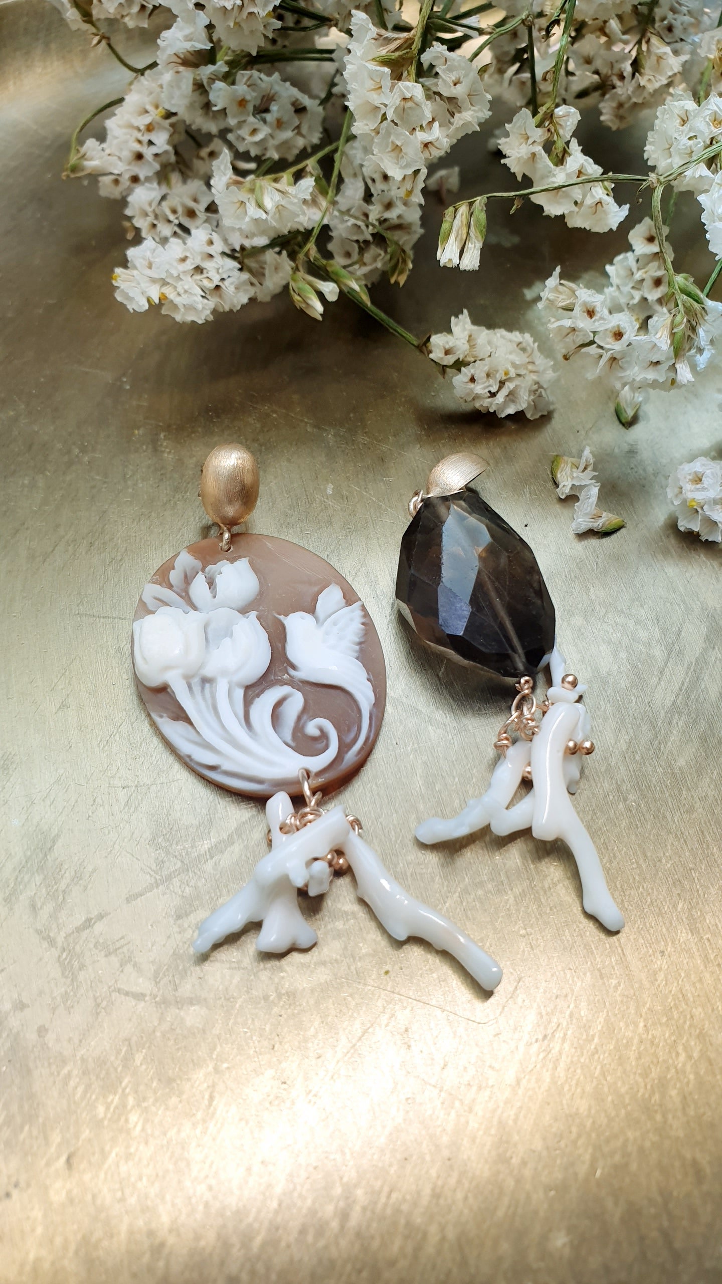 Orecchini in argento com cammeo, corallo bianco, quarzo fumo.