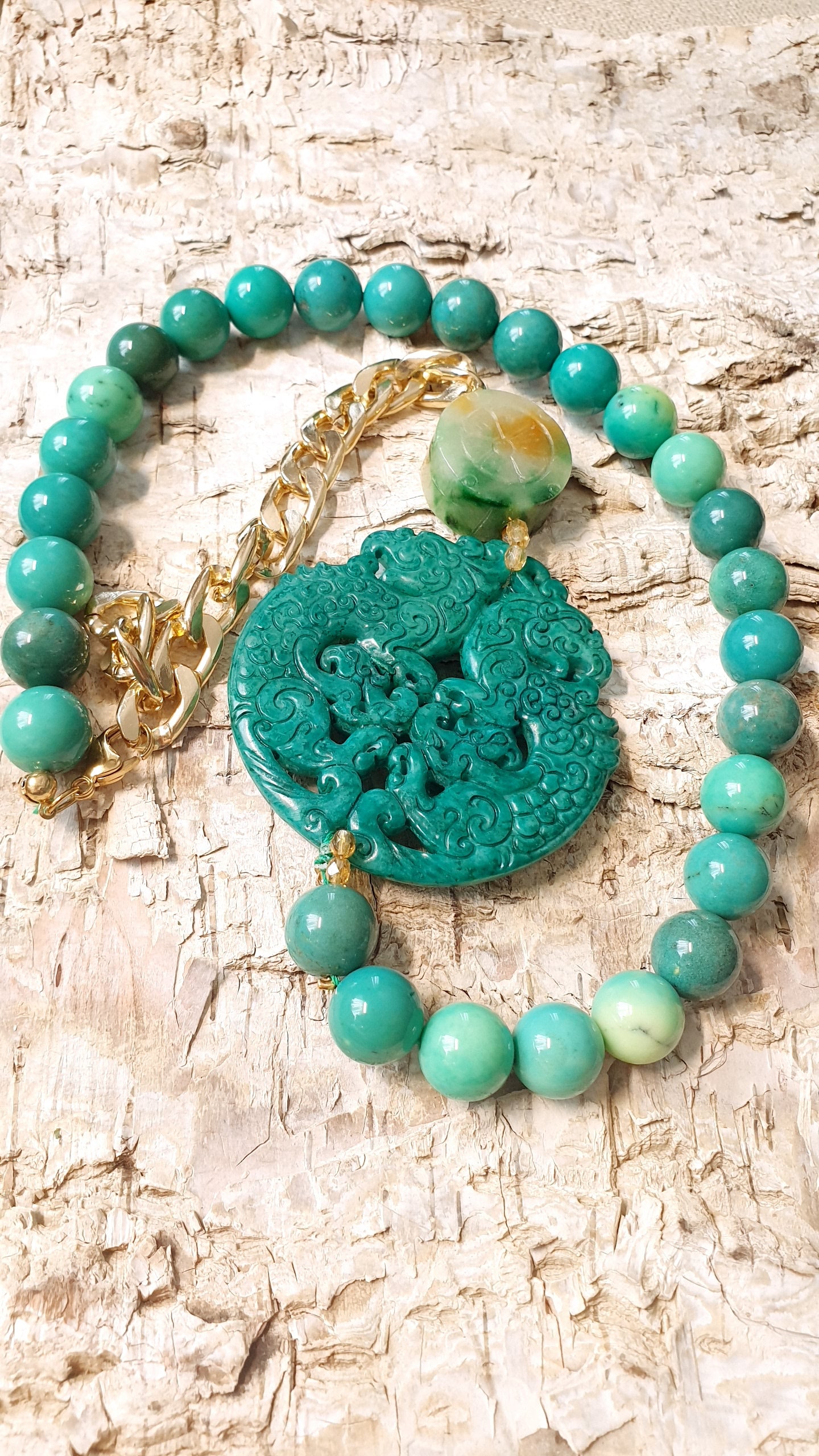 Lunga collana in crisoprasio con giade e catena.