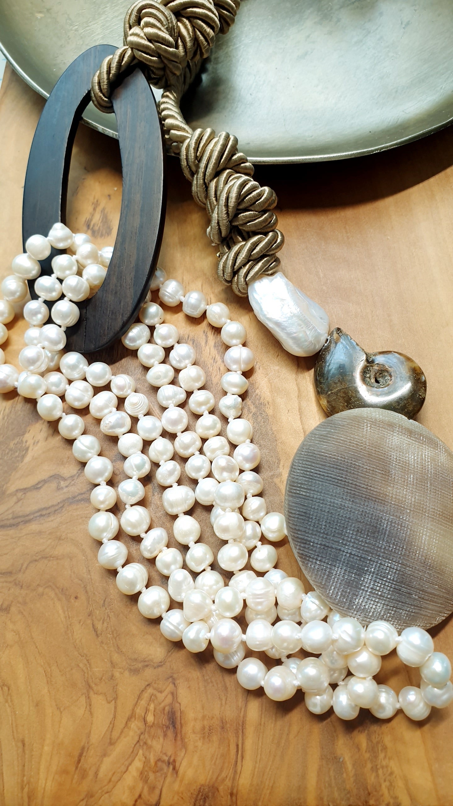 Lunga collana  in seta con ebano, perle di fiume, corno,m ammonite, perla barocca
